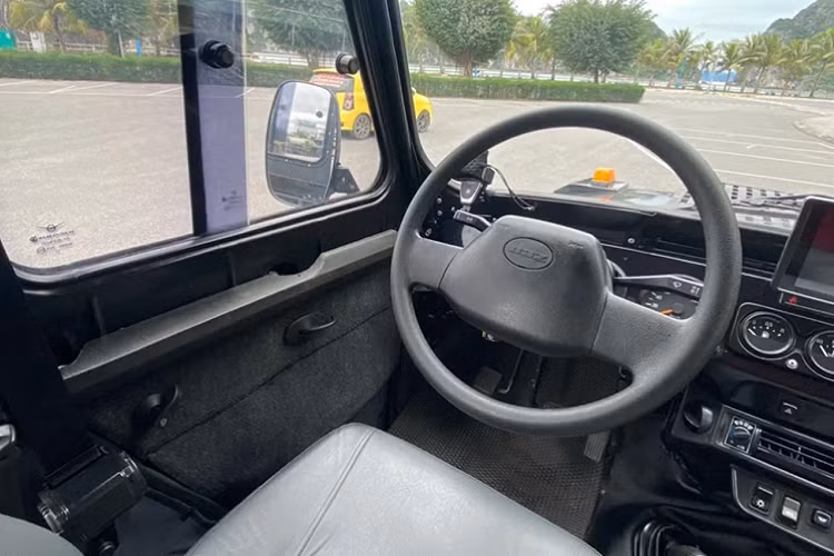 Như mọi mẫu xe việt dã địa hình, UAZ Hunter Chase có cốp sau mở ngang kèm theo lốp dự phòng cùng bộ khung thép bảo vệ cực kỳ chắc chắn. Cản sau của xe mang kích thước lớn và rất dày dặn kèm theo các điểm móc kéo xe.