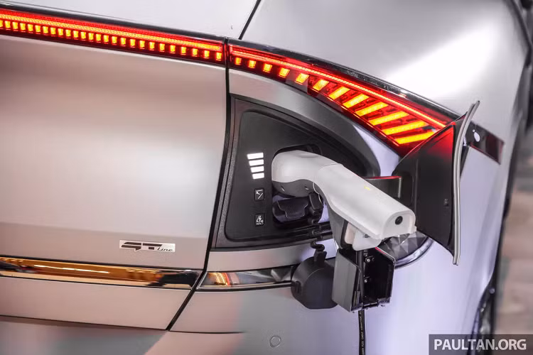 Hyundai Ioniq 5 có kích thước dài x rộng x cao lần lượt là 4.635 x 1.890 x 1.605 mm, chiều dài cơ sở 3.000 mm. Kích thước này, cùng với thiết kể đáy phẳng đặc trưng của xe điện hứa hẹn sẽ đem đến không gian cực kỳ rộng rãi cho hành khách.