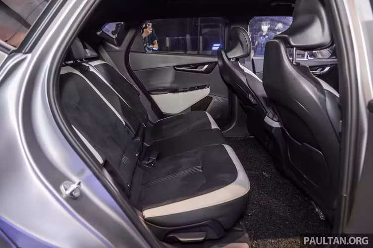 Mẫu CUV chạy điện Kia EV6 sẽ được Kia Việt Nam phân phối dưới dạng xe nhập khẩu, thời gian dự kiến phân phối vào khoảng quý II/2022. Tuy nhiên từ đầu năm 2022 đến nay, Kia chưa hé lộ thông tin chi tiết về việc mở bán EV6. Trong khi đó, mẫu xe "anh em" Ioniq 5 đã ra mắt khách hàng Việt tại hầu hết các đại lý Hyundai cũng như thực hiện nhiều chương trình lái thử.