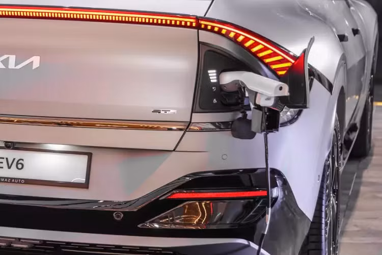 Nó có khả năng tăng tốc 0-100 km/h trong 5,2 giây và đạt tốc độ tối đa 183 km/h. Nhờ nền tảng E-GMP, EV6 có hệ thống sạc đa năng tương thích với cả bộ sạc nhanh DC 400 volt và 800 volt mà không cần bất kỳ bộ chuyển đổi đặc biệt nào hoặc bộ sạc bổ sung trên bo mạch. Đầu vào nguồn DC tối đa (kết nối CCS2) được hỗ trợ là 350 kW, giúp xe có thể sạc nhanh từ 10-80% (SoC) chỉ trong 18 phút.