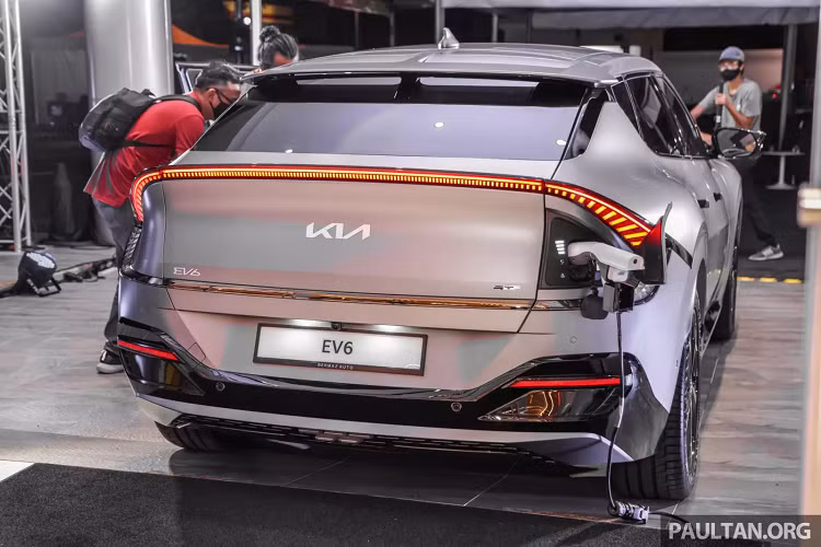 Giá xe Kia EV6 GT-Line AWD theo đó cũng khá cao với mức 300.668 RM (tương đương 1,58 tỷ đồng). Vì phiên bản tại Malaysia lẫn Việt Nam đều được nhập khẩu từ Hàn Quốc, Kia EV6 tại nước hứa hẹn cũng sẽ nằm ở khoảng giá này.