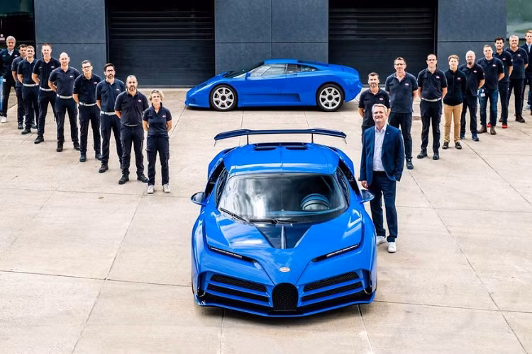 Sự kiện Pebble Beach Concours d’Elegance vào năm 2019 đã chứng kiến việc hãng siêu xe Bugatti lần đầu trình làng siêu phẩm Centodieci với giá bán lên đến 9 triệu đô la, tương đương 209 tỷ đồng đã gây choáng ngợp giới mê xe trên toàn thế giới cũng như các nhà sưu tập. Sau 3 năm ra mắt, siêu phẩm Bugatti Centodieci đầu tiên đã được cho ra lò tại nhà máy ở Molsheim, Pháp.