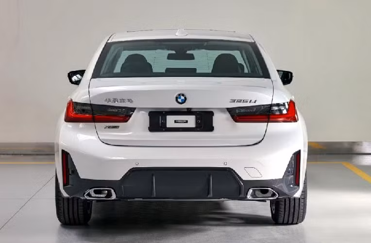 Ở phiên bản thường, BMW 3-Series 2023 sở hữu chiều dài 4.728 mm và chiều dài cơ sở 2.851 mm. Hai con số tương ứng của phiên bản kéo dài Li là 4.838 mm và 2.961 mm. Hiện chưa có hình ảnh chụp nội thất của BMW 3-Series 2023. Tuy nhiên, sẽ không ngạc nhiên nếu xe chia sẻ một số trang bị với BMW i3 eDrive35L như bảng đồng hồ kỹ thuật số và màn hình thông tin giải trí chạy bằng hệ điều hành Operating System 8.