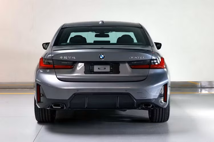 Mức giá xe BMW 3-Series 2023 hiện vẫn là một ẩn số. Nhiều khả năng mẫu xe này sẽ chính thức trình làng tại thị trường Trung Quốc vào cuối năm nay và cạnh tranh với "người đồng hương" Mercedes-Benz C-Class.