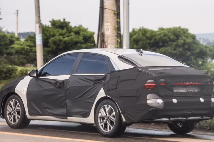 Nguyên nhân là do hãng Hyundai hiện đã đóng cửa trung tâm phát triển động cơ đốt trong của mình để dồn nguồn lực vào ôtô điện. Theo tin đồn, Hyundai Accent thế hệ mới sẽ chính thức trình làng vào năm sau.