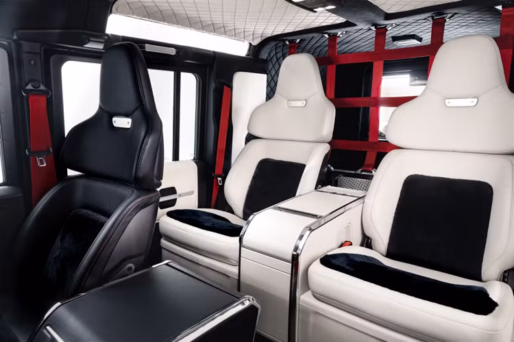 Phía Tecniq cũng nâng cấp bộ giảm chấn, thanh chống lật nó là dừng ở đó và cũng đã trang bị cho Defender bộ giảm chấn có thể lập trình, thanh chống lật được nâng cấp và lò xo cuộn hạ thấp.