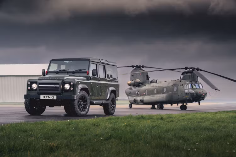 Defender có ngoại hình bụi bặm nhưng hàng ghế hai rất sang chảnh với hai ghế độc lập có bệ tỳ tay đi kèm tủ lạnh nhỏ. Đệm lưng và đùi được lót bằng lông cừu.