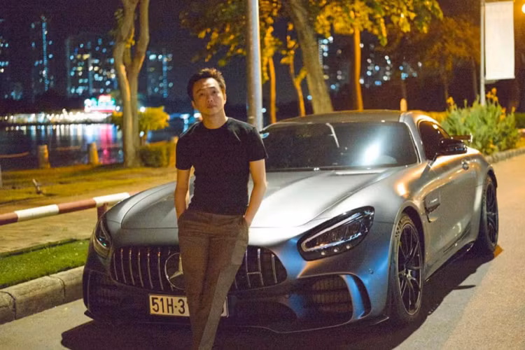 Dòng siêu xe Mercedes-AMG GT R sử dụng khối động cơ V8, tăng áp kép, dung tích 4.0 lít, sản sinh công suất tối đa 577 mã lực và mô-men xoắn cực đại 700 Nm. Kết hợp cùng hộp số thể thao ly hợp kép 7 cấp, nhờ đó, động cơ giúp siêu xe này có thời gian tăng tốc từ vị trí xuất phát lên 100 km/h chỉ trong thời gian 3,6 giây trước khi đạt vận tốc tối đa 318 km/h.
