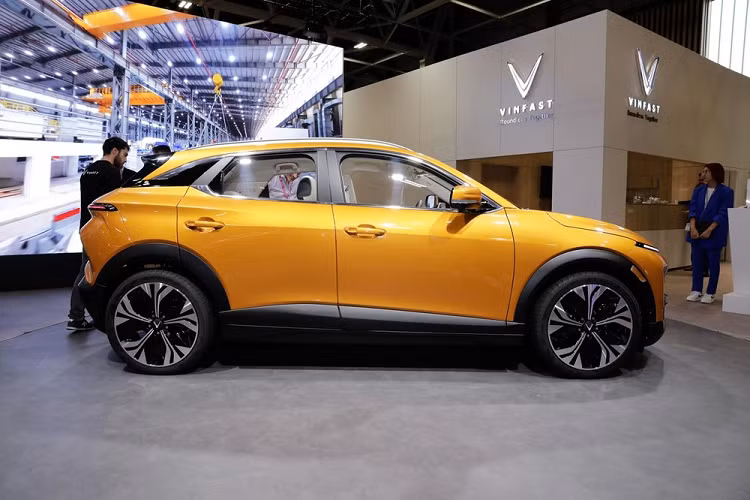 Tuy nhiên, mẫu SUV này vẫn dùng tay nắm cửa thông thường thay vì loại nằm chìm vào thân xe như nhiều ôtô điện khác. Vòng về phía sau, chúng ta sẽ bắt gặp dải đèn LED tạo hình chữ "V" tương tự ở đầu xe, bao quanh logo của nhà sản xuất trên cửa cốp. Bên dưới có thêm một cụm đèn nhỏ nữa trong khi đèn phản quang đặt thấp trên cản sau.
