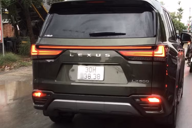 Ngoài ra, chiếc SUV hạng sang này còn có cặp màn hình 7 inch và 12,3 inch ở bảng điều khiển trung tâm chạy hệ điều hành Lexus Interface, cùng rạp hát 25 loa đến từ thương hiệu Mark Levinson cao cấp, tùy từng phiên bản mà ngoại thất hay nội thất xe sẽ có sự khác biệt cụ thể.