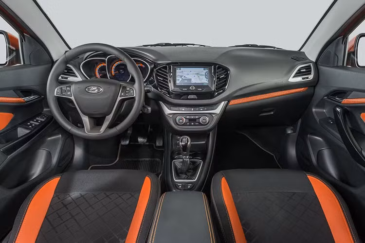 Không chỉ thay đổi thiết kế, hãng AvtoVAZ còn tích hợp cảm biến vào cản trước và cản sau của Lada Vesta 2022 để hỗ trợ việc đỗ xe cũng như hệ thống phát hiện điểm mù mới. Hiện hãng AvtoVAZ chưa công bố hình ảnh nội thất của Lada Vesta mới. Dự đoán, xe sẽ được bổ sung mặt táp-lô tái thiết kế của tập đoàn Renault.