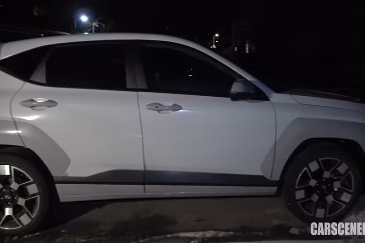 Ở bên sườn, mẫu SUV cỡ B này được trang bị hốc bánh vuông vức với viền màu đen khá lớn, ôm lấy cả cụm đèn pha. Thêm vào đó là đường dập gân kéo dài từ đèn pha đến tay nắm cửa sau. Trong khi đó, khu vực phía sau của Hyundai Kona 2024 có thiết kế tương tự đầu xe.