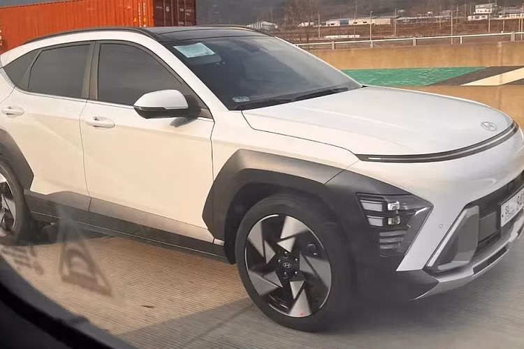 Cách đây không lâu, hãng Hyundai đã chính thức vén màn thế hệ mới của dòng xe Kona sau một thời gian dài để người tiêu dùng chờ đợi. Đến nay, cánh săn ảnh tại Hàn Quốc đã bắt gặp Hyundai Kona 2024 mới trên đường phố. Nhờ đó, chúng ta có thể ngắm thiết kế thực tế của mẫu SUV cỡ B này.