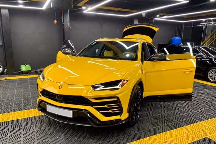  Lamborghini Urus - 12,7 lít / 100 km Ngoài việc là một trong những mẫu SUV đắt đỏ nhất ở Việt Nam, với giá bán chính hãng từ 13,1 tỷ VNĐ, Lamborghini Urus còn là một chiếc xe siêu "ngốn xăng" - tiêu thụ trung bình 12,7 lít / 100 km, tương đương 418.719 đồng/100 km theo giá xăng hiện tại. Siêu SUV sử dụng động cơ tăng áp kép V8 4.0L cho công suất 641 mã lực và mô-men xoắn 850 Nm, giúp xe tăng tốc từ 0 - 100 km/h chỉ trong 3,6 giây.