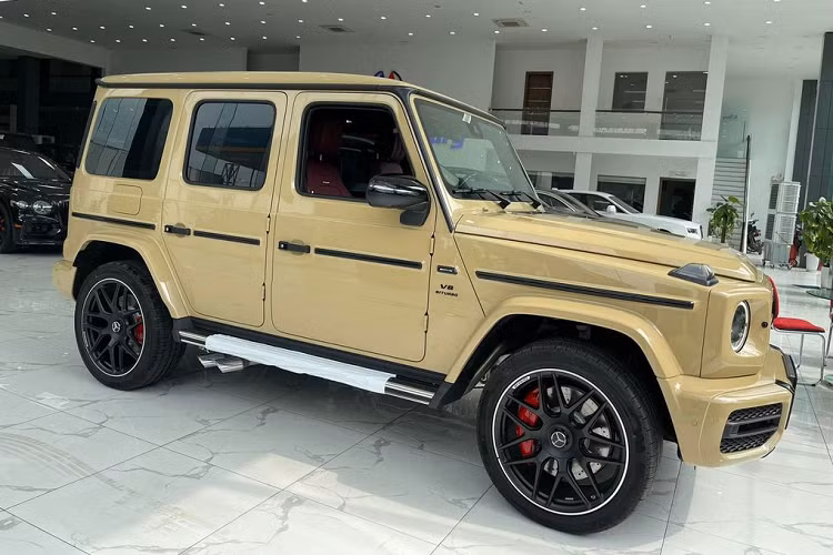  Mercedes-AMG G63 - 13,3 lít / 100 km Sở hữu khối động cơ tăng áp kép V8 4.0L cho ra tới 577 mã lực và mô-men xoắn cực đại 850 Nm, không bất ngờ khi "ông vua địa hình" lọt Top những mẫu xe tốn xăng nhất Việt Nam. Theo đó, Mercedes-AMG G63 có mức tiêu thụ nhiên liệu kết hợp là 13,3 lít / 100 km, tương đương 438.501 đồng/100 km theo giá xăng hiện tại.