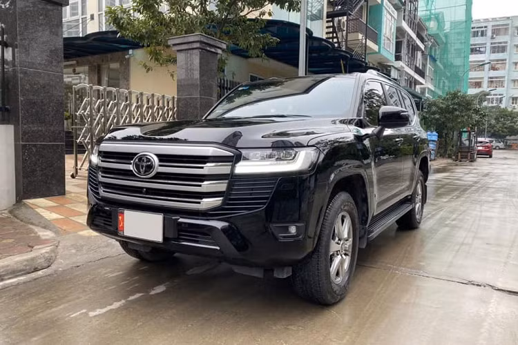  Toyota Land Cruiser 300 Series - 12,6 lít / 100 km Toyota Land Cruiser 300 Series mới nhất đang được phân phối chính hãng tại Việt Nam với giá khởi điểm 4,06 tỷ đồng. Xe dùng động cơ xăng tăng áp kép V8 3.5L sản sinh công suất 409 mã lực và mô-men xoắn 650 Nm. Mẫu SUV "hàng hot" này có mức tiêu thụ nhiên liệu ở điều kiện hỗn hợp là 12,6 lít / 100 km, tương đương 415.422 đồng / 100 km theo giá xăng hiện tại.