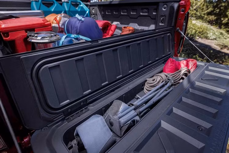 Đáng tiếc là giá của các phiên bản Colorado 2023 khác vẫn chưa được Chevrolet công bố chính thức. GM Authority trích dẫn các nguồn ẩn danh cho biết Colorado LT 2023 có giá khởi điểm 33.095 USD ở định dạng 2WD và 36.395 USD với 4WD.