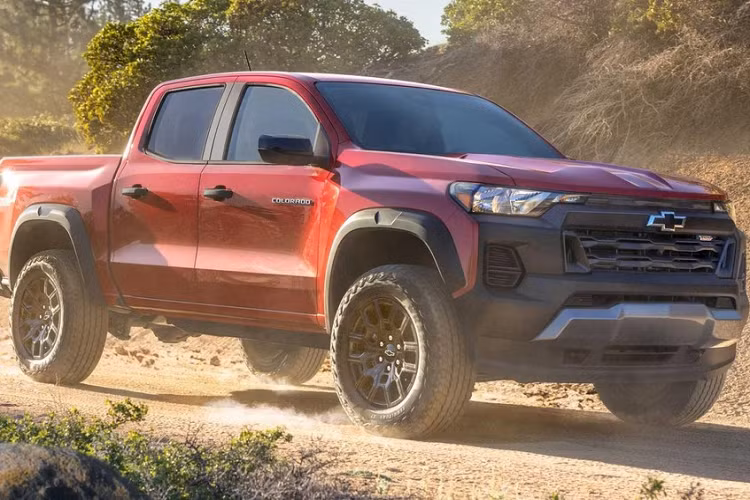 Việc hãng Chevrolet rút khỏi Việt Nam vào năm ngoái đồng nghĩa với khách hàng yêu thích dòng xe bán tải Colorado thế hệ mới chỉ có thể đặt hàng qua các công ty nhập khẩu tư nhân.