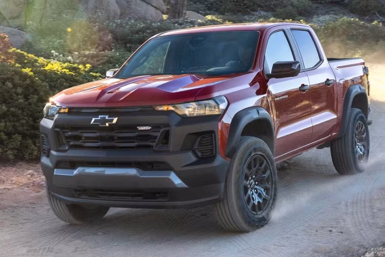 Như vậy, mức giá xe Chevrolet Colorado 2023 mới tăng 4.560 USD so với Colorado đời cũ năm 2022, nhưng công bằng mà nói đối với Chevrolet, bạn sẽ nhận được nhiều điều thú vị hơn cho mô hình xe Colorado năm 2023 này. Tất cả các xe Colorado đến Mỹ đều có trang bị thêm 1 thùng chứa đồ nhỏ phía sau.