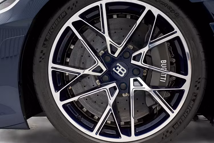 Tuy nhiên, với trọng lượng 1.996 kg, Divo cũng còn khá nặng cân so với những chiếc hypercar khác. Xe vẫn sử dụng động cơ W16 cho công suất 1.479 mã lực.