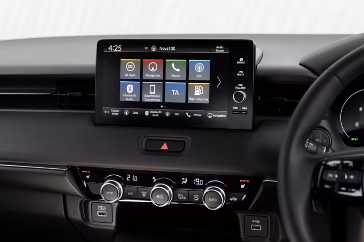 Một số tính năng trang bị tiêu chuẩn ở Honda HR-V Vi X là hệ thống cảnh báo va chạm phía trước, hệ thống hỗ trợ phanh giảm thiểu va chạm, hệ thống hỗ trợ giữ làn, cảnh báo chệch làn đường, kiểm soát hành trình thích ứng tích hợp tính năng theo xe phía trước ở tốc độ thấp, nhận diện biển báo giao thông, hệ thống giảm thiểu chệch làn đường, đèn pha tự động giảm độ sáng khi có xe ngược chiều.