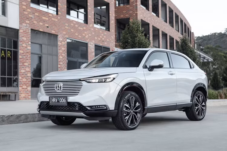 Honda HR-V 2022 ở Australia có hai phiên bản Vi X và e: HEV L. Giá bán là 25.203 USD cho bản Vi X tiêu chuẩn và 30.900 USD cho bản cao cấp e: HEV L. Cung cấp sức mạnh cho HR-V Vi X là động cơ 4 xi-lanh hút khí tự nhiên dung tích 1.5 lít, công suất 119 mã lực tại 6.600 vòng/phút và mô-men xoắn 145 Nm tại 4.300 vòng/phút.