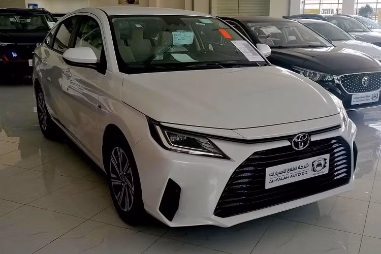 Về trang bị, bản tiêu chuẩn Y của Toyota Vios 2023 ở Ả Rập Xê-út có đèn pha LED, camera lùi, cửa gió điều hòa dành cho hàng ghế sau, màn hình thông tin giải trí 7 inch, hỗ trợ Android Auto/Apple CarPlay và tính năng mở cửa không cần chìa khóa. Tuy nhiên, bản Y dùng bộ vành khác biệt hoàn toàn so với 2 bản còn lại. Trong khi đó, Toyota Vios 2023 ở Thái Lan được trang bị vành hợp kim 16 inch tiêu chuẩn ở mọi bản.