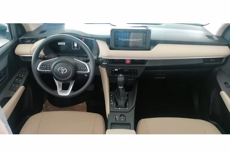 Đặc biệt, bản Y Plus còn có gói công nghệ an toàn chủ động Toyota Safety Sense, bao gồm những tính năng như hệ thống kiểm soát hành trình thích ứng, cảnh báo tiền va chạm và cảnh báo lệch làn đường. Tuy nhiên, tương tự bản thấp nhất, xe vẫn không có khởi động nút bấm trong khi đây là trang bị tiêu chuẩn của xe tại Thái Lan.