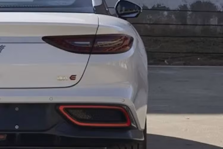 Như vậy, xe có kích thước tương đương với những mẫu xe như Audi A5 Coupe và BMW 4-Series Coupe. So với Neta S đã ra mắt Thái Lan trong triển lãm Motor Expo 2022 diễn ra vào hồi đầu tháng này, Neta E có thiết kế kém sắc sảo hơn. Bù lại, Neta E được trang bị đầu xe có thiết kế như Ferrari 458 và Chevrolet C8 Corvette.