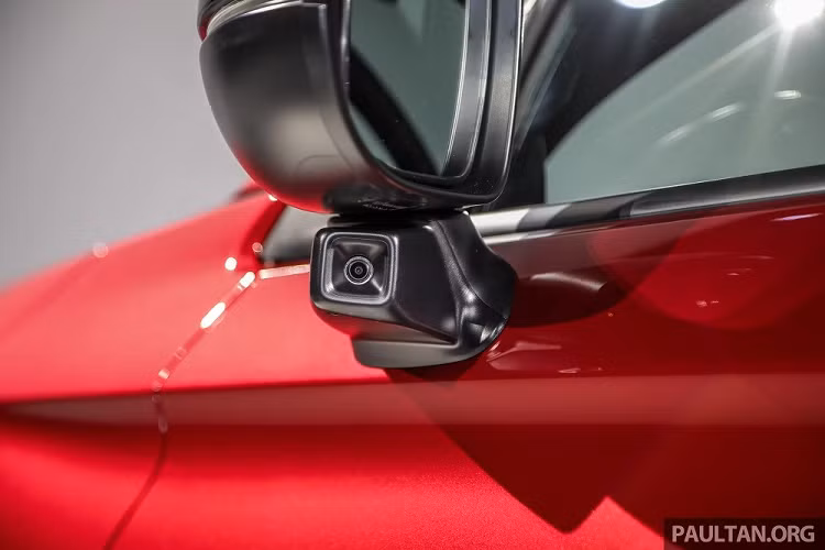 Theo hãng Honda, động cơ xăng của mẫu xe này tạo ra công suất tối đa 98 mã lực tại tua máy 5.600 vòng/phút và mô-men xoắn cực đại 127 Nm tại tua máy 4.500 - 5.000 vòng/phút. Động cơ này có tác dụng tạo ra điện để cung cấp cho mô-tơ và truyền động trực tiếp cho xe ở tốc độ cao hơn, sử dụng hộp số 1 cấp cũng như khóa ly hợp.
