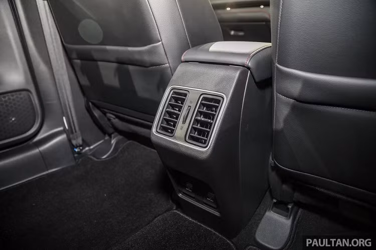 Bên trong Honda City Hatchback RS e:HEV 2022 cũng có một số điểm nhấn đáng chú ý như ghế bọc da phối da lộn màu đỏ - đen thể thao hơn. Thêm vào đó là chỉ khâu màu đỏ trên vô lăng, mặt táp-lô, bộ, ghế và mặt cửa trong khi trần xe bọc màu đen.