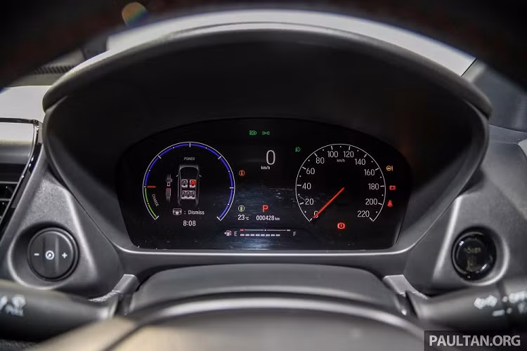 Ngoài hệ truyền động tiết kiệm xăng, Honda City Hatchback bản RS e:HEV 2022 còn có một thế mạnh khác, đó là gói công nghệ an toàn chủ động Honda Sensing. Theo đó, mẫu xe này sẽ có những tính năng an toàn như phanh khẩn cấp tự động, hệ thống kiểm soát hành trình thích ứng, hỗ trợ đưa xe vào giữa làn đường, hỗ trợ giữ làn đường và đèn pha tự động. Ngoài ra, xe còn có 6 túi khí, hệ thống cân bằng điện tử và camera cập lề LaneWatch tiêu chuẩn, tương tự bản 1.5V của dòng Honda City Hatchback 2022 tại Malaysia.