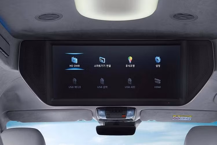 Những trang bị còn lại của Hyundai Staria Lounge Limousine 2022 không khác gì bản thường. Xe cũng có bảng đồng hồ kỹ thuật số với màn hình màu LCD, màn hình thông tin giải trí dạng cảm ứng 10,25 inch, tích hợp màn hình chỉnh điều hòa, nút bấm chọn số thay cho cần số truyền thống, hệ thống đèn viền nội thất 64 màu, điều hòa tự động, ghế trước sưởi ấm/làm mát, rèm chỉnh điện và vô lăng rung để cảnh báo.