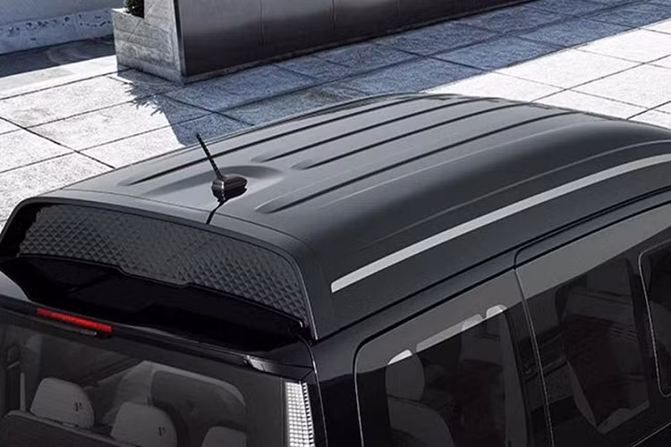 Đúng như tên gọi, mẫu xe này chính là phiên bản sang trọng hơn của mẫu MPV cỡ lớn Hyundai Staria. So với bản thường, Hyundai Staria Lounge Limousine sở hữu thiết kế ngoại thất về cơ bản là giống hệt, trừ phần nóc cao hơn 200 mm, bộ vành hợp kim 18 inch phối 2 màu và bệ bước chân chỉnh điện mới.