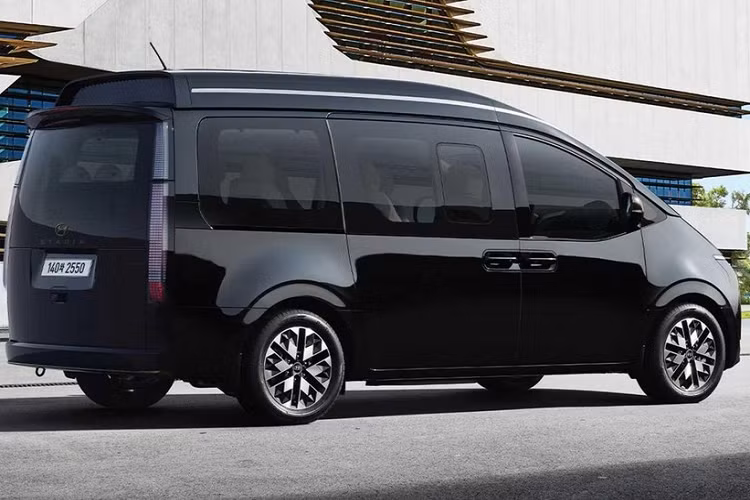 Hyundai Staria Lounge Limousine trên thực tế đã chính thức trình làng trong triển lãm Ô tô Seoul diễn ra vào cuối năm ngoái. Tuy nhiên, mãi đến nay, mẫu xe này mới được bán ra thị trường. Mức giá xe Hyundai Staria Lounge Limousine tại Hàn Quốc từ 57,92 triệu Won (khoảng 1,07 tỷ đồng) cho bản 9 chỗ và 59,63 triệu Won (1,1 tỷ đồng) cho bản 7 chỗ.