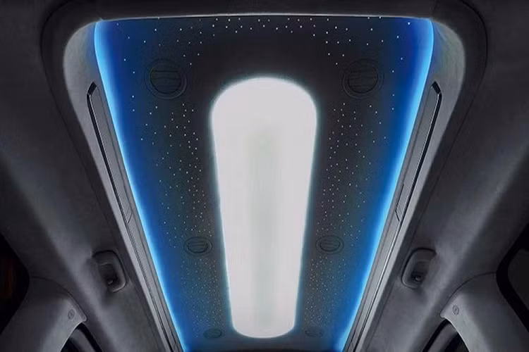 Điểm nhấn tiếp theo của Hyundai Staria Lounge Limousine 2022 nằm ở cụm điều khiển trung tâm mới mang tên Universal Island, tích hợp 2 hộc đựng cốc. Cụm điều khiển trung tâm này đi kèm bàn gấp để hành khách phía sau ăn uống hoặc làm việc. Người dùng có thể tùy ý đẩy cụm điều khiển trung tâm này lên hàng ghế thứ nhất hoặc xuống phía sau. Khi muốn nâng cụm điều khiển trung tâm cao lên, hành khách chỉ cần bấm nút "Push" nằm cạnh hộc đựng cốc.