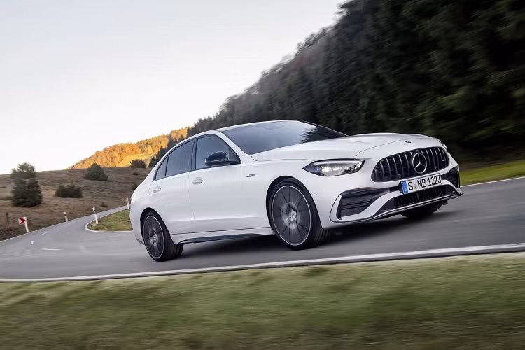 Có thể thấy, dù dùng động cơ nhỏ hơn nhưng so với máy xăng V6 cũ, động cơ của Mercedes-AMG C43 4Matic 2023 lại mạnh hơn 40 mã lực nên nhiều người còn đùa rằng, Mercedes-AMG C43 4Matic 2023 tuy nhỏ nhưng nội công thâm hậu.Thậm chí so với Mercedes-AMG SL 43 sử dụng chung động cơ, chiếc xe Mercedes-AMG C43 4Matic 2023 lại mạnh hơn 27 mã lực.