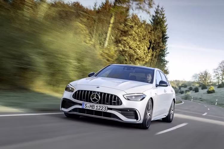 Vào tháng 4 đầu năm nay, hãng Mercedes-Benz đã bổ sung phiên bản hiệu suất cao mới mang tên C43 4Matic vào đội hình xe Mercedes-AMG của mình. Đến nay, đại diện Mercedes-Benz Việt Nam đã chia sẻ việc sẽ bán dòng xe Mercedes-AMG C43 4Matic 2023 mới vào năm sau.