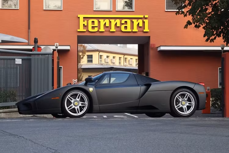 Chiếc Ferrari Enzo đen nhám này được ra đời vào thời kỳ mà hãng Ferrari chỉ dùng một vài màu sơn ngoại thất cho các sản phẩm của mình chứ không đa dạng như ngày nay. Phần lớn các mẫu siêu xe Ferrari xuất xưởng vào thời điểm đó đều được sơn màu đỏ, vàng hoặc đen
