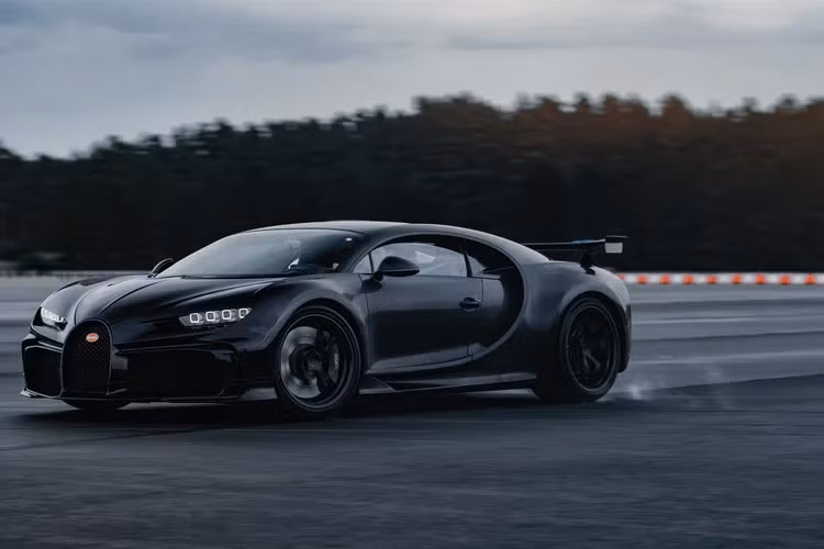 Chiếc siêu xe được điều khiển bởi Sven Bohnhorst, trưởng nhóm phát triển Bugatti và kỹ sư khung gầm, người đã tạo ra thiết kế của Chiron. Sau buổi drift, người điều khiển còn cho biết “Khả năng kiểm soát hệ dẫn động bốn bánh của Chiron Pur Sport là rất xuất sắc”.