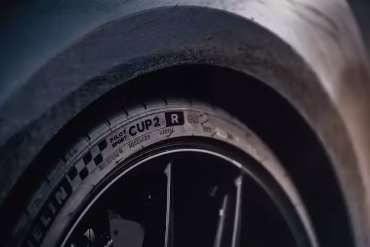 Bắt đầu với cảnh chiếc Bugatti Chiron Pur Sport đang dừng giữa đường đua rộng lớn và không có bất kỳ một chướng ngại vật nào, chiếc xe sau đó đã tăng tốc cực nhanh lên tốc độ cao và bắt đầu đánh lái.