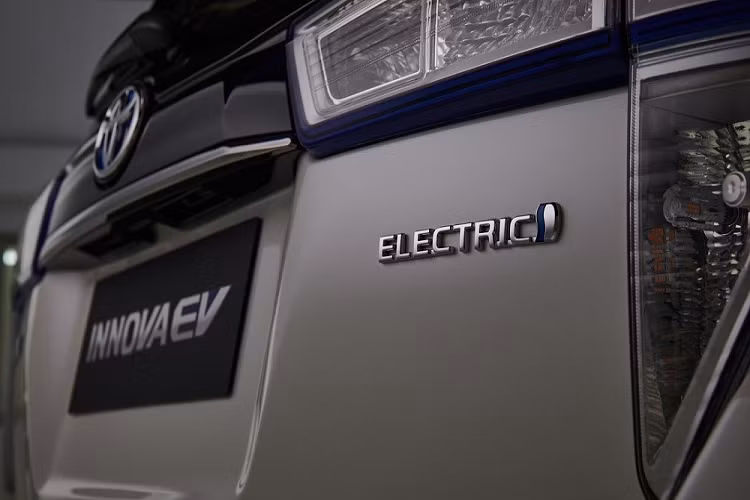 Mô-tơ điện được đặt ở cầu trước nhưng Toyota Innova EV là xe dẫn động cầu sau. Được biết, hãng Toyota đã mất khoảng 1-2 năm để phát triển Innova phiên bản chạy điện. Có khoảng 300 người tham gia vào quá trình phát triển mẫu ô tô điện này. Hãng Toyota sản xuất tổng cộng 5 chiếc Innova EV, 3 chiếc giữ lại tại Indonesia và 2 chiếc gửi sang Thái Lan để phát triển thêm.