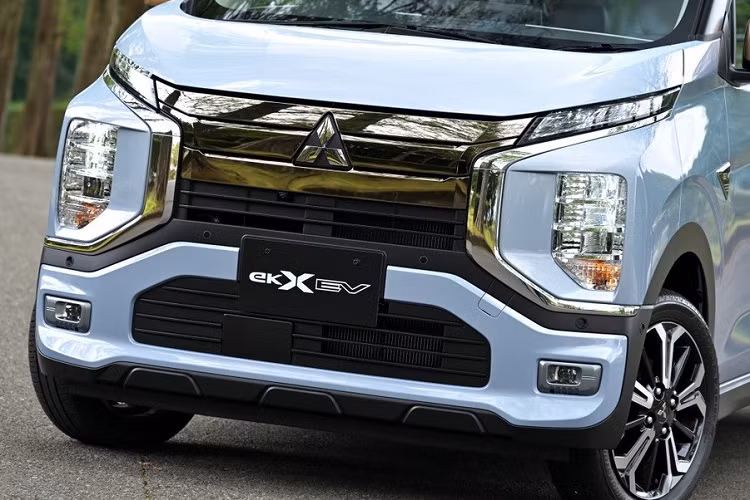 Được gọi bằng cái tên Mitsubishi eK Cross EV 2023 mới, mẫu xe điện này đã ra mắt cùng với Nissan Sakura trong sự kiện tổ chức tại Nhật Bản vào ngày 20/5/2022. Điều này không có gì lạ vì eK Cross EV là sản phẩm hợp tác giữa hai hãng Mitsubishi và Nissan. Đồng thời, đây cũng là phiên bản thuần điện của mẫu xe kei car Mitsubishi eK Cross hay eK X hiện đang bán tại Nhật Bản.