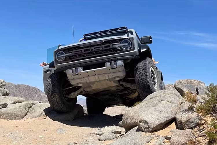 Ford hiện vẫn giữ kín các thông tin về F-150 Raptor R, nhưng một nguyên mẫu thử nghiệm đã tiết lộ rằng xe sẽ có la-zăng 17 inch thiết kế độc đáo, bọc trong lốp địa hình 37 inch.
