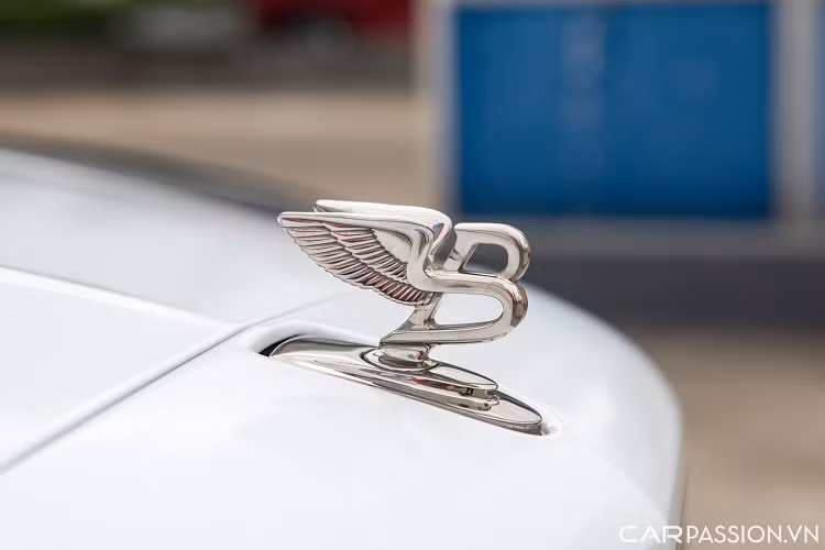 Một số điểm nổi bật khác trên chiếc Bentley Mulsanne Speed này còn là bệ bước chân khắc tên xe, một tấm biển kim loại khắc chữ “Speed” cũng được đặt ở bệ cửa, vô-lăng xe có thiết kế tinh tế, tích hợp lẫy chuyển số, cụm đồng hồ analog và hàng loạt chi tiết được mạ chrome sáng bóng.
