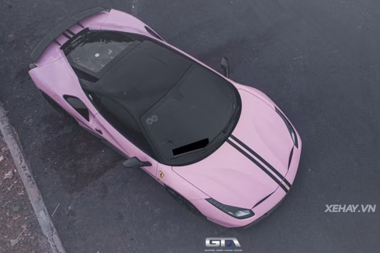 Được biết, chiếc Ferrari 488 GTB màu hường trong bài thuộc sở hữu của anh Khánh Ngô, chủ nhân của một cửa hàng chuyên kinh doanh đồng hồ cao cấp tại Sài Gòn. "Siêu ngựa" đã được anh Khánh Ngô đem đến GTA Wrapping để "lột xác" diện mạo.