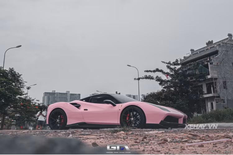 Cụ thể, toàn bộ thân xe đã được dán decal màu hồng nhạt, đi kèm điểm nhấn là hai sọc đen chạy dọc từ nắp capo kéo dài đến đuôi xe. Xe cũng được nâng cấp thêm bộ mâm HRE kết hợp kẹp phanh màu đỏ và cánh gió sợi carbon ở phía sau.