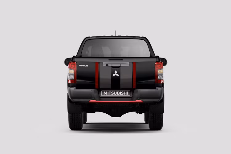 Màn hình 7 inch cũng trở thành trang bị tiêu chuẩn cho Mitsubishi Triton kể từ đời 2023 dành cho các cấu hình thấp hơn là GLX-R và GLS. Trước đây, Australia là một trong những thị trường hiếm hoi vẫn còn có lựa chọn Triton dùng động cơ xăng 2.4L, tuy nhiên hiện tại đã thay đổi.