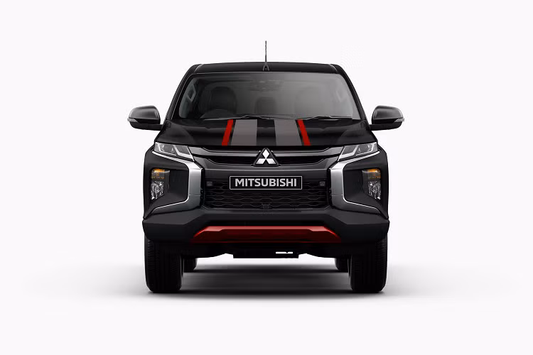 Với đợt nâng cấp mới nhất lần này, Mitsubishi đã loại bỏ phiên bản động cơ xăng, chỉ để lại duy nhất một động cơ cho toàn bộ dải sản phẩm Triton tại đây là máy dầu tăng áp 2.4L, với thông số công suất 178 mã lực và mô-men xoắn 430 Nm.
