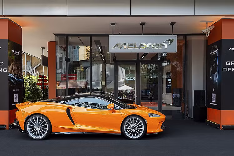 McLaren GT thừa hưởng hệ thống treo Optimal Control Theory từ 720S cho khả năng cách âm và vận hành cực kỳ ổn định, êm ái. Một số trang bị tiện ích nổi bật có thể kể đến trên McLaren GT gồm: màn hình giải trí 12,3 inch, cửa sổ trời chỉnh điện, bảng điều khiển bằng sợi carbon, hệ thống âm thanh cao cấp Bowers &amp; Wilkins 12 loa với loa siêu trầm, hệ thống điều hoà 2 vùng, vô-lăng bọc da và thép có lẫy chuyển số... 